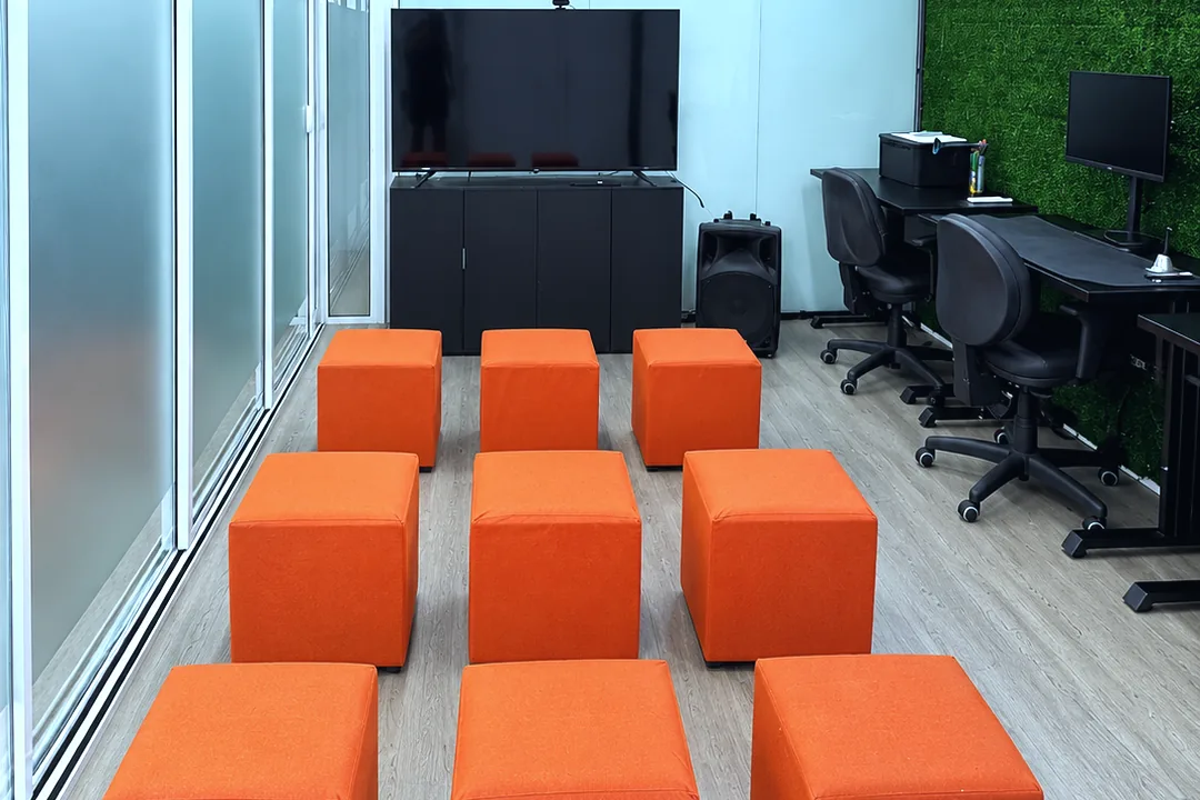 Espaço de apresentações e treinamentos do escritório