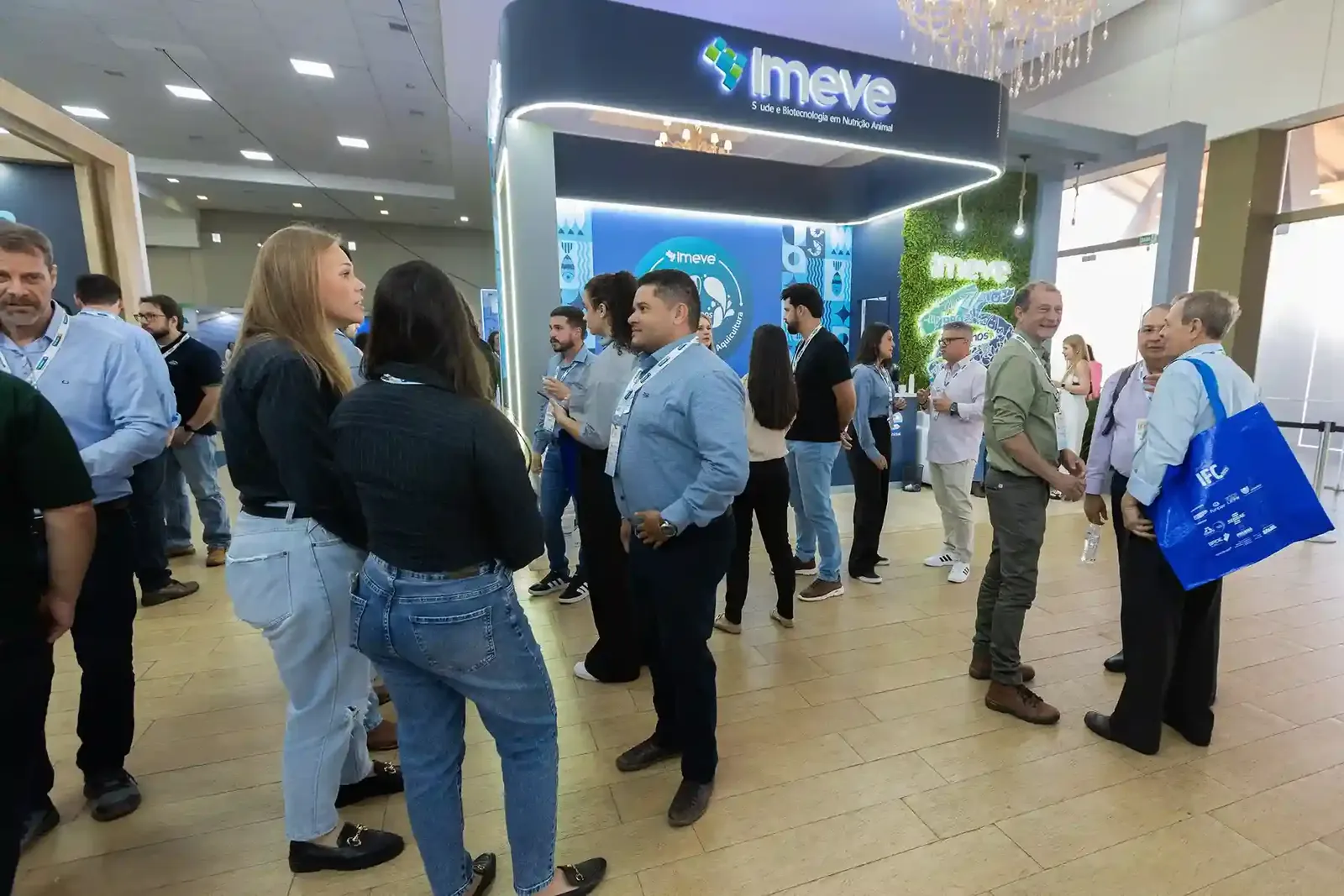 Visitantes em frente ao estande da Imeve na feira de negócios do IFC Brasil 2025