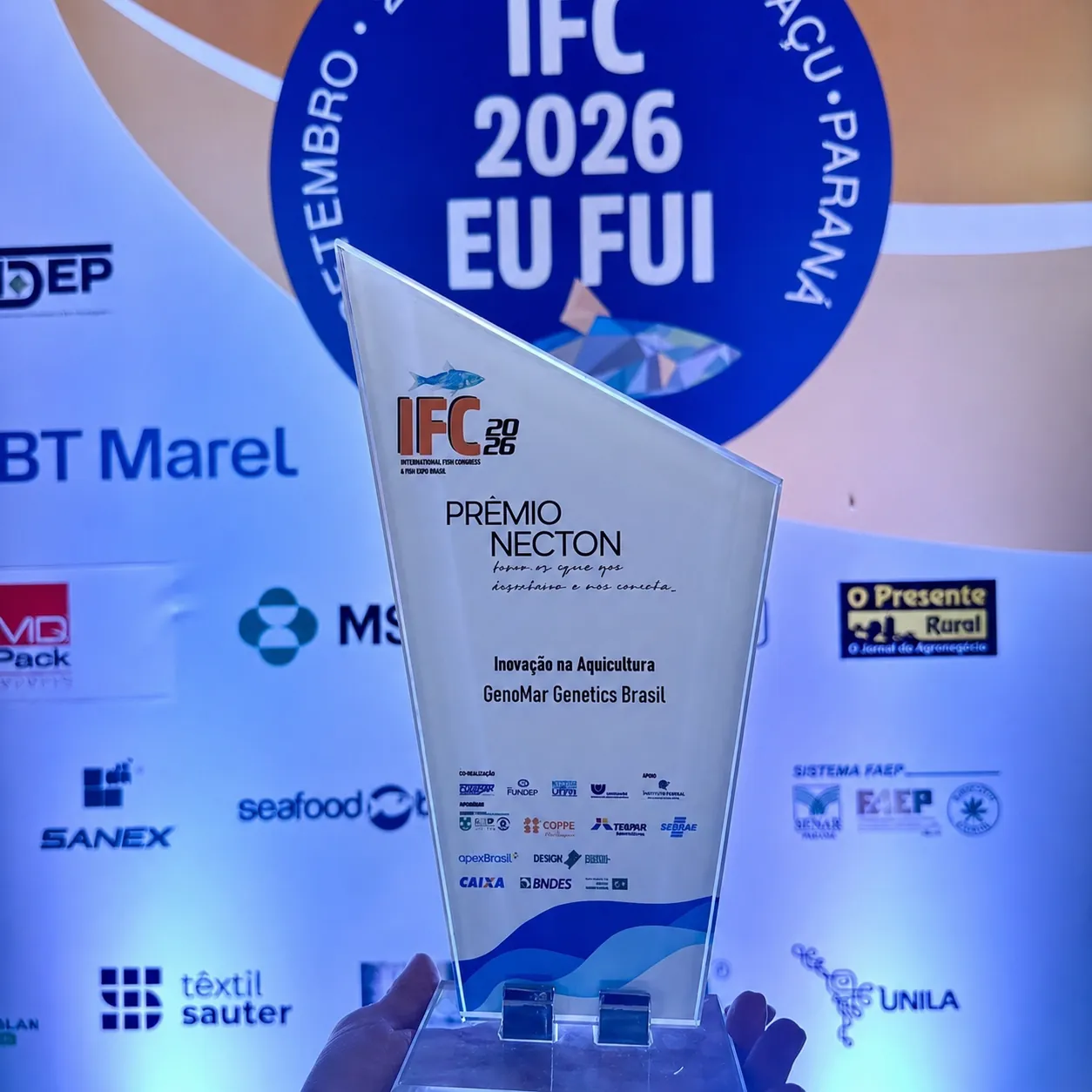Troféu do Prêmio Necton de Inovação na Aquicultura entregue à GenoMar Genetics Brasil