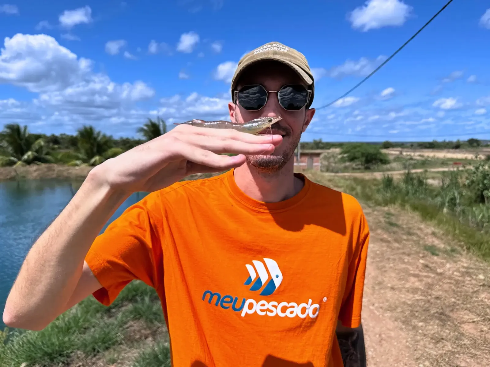 Sócio do Meu Pescado segurando camarões